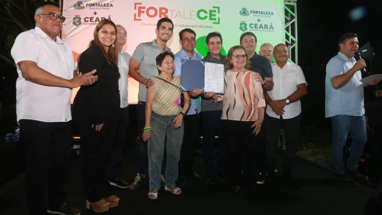O prefeito Evandro Leitão, gestores e apoiadores posam para foto no palco do evento, com a ordem de serviço da reforma da praça recém assinada